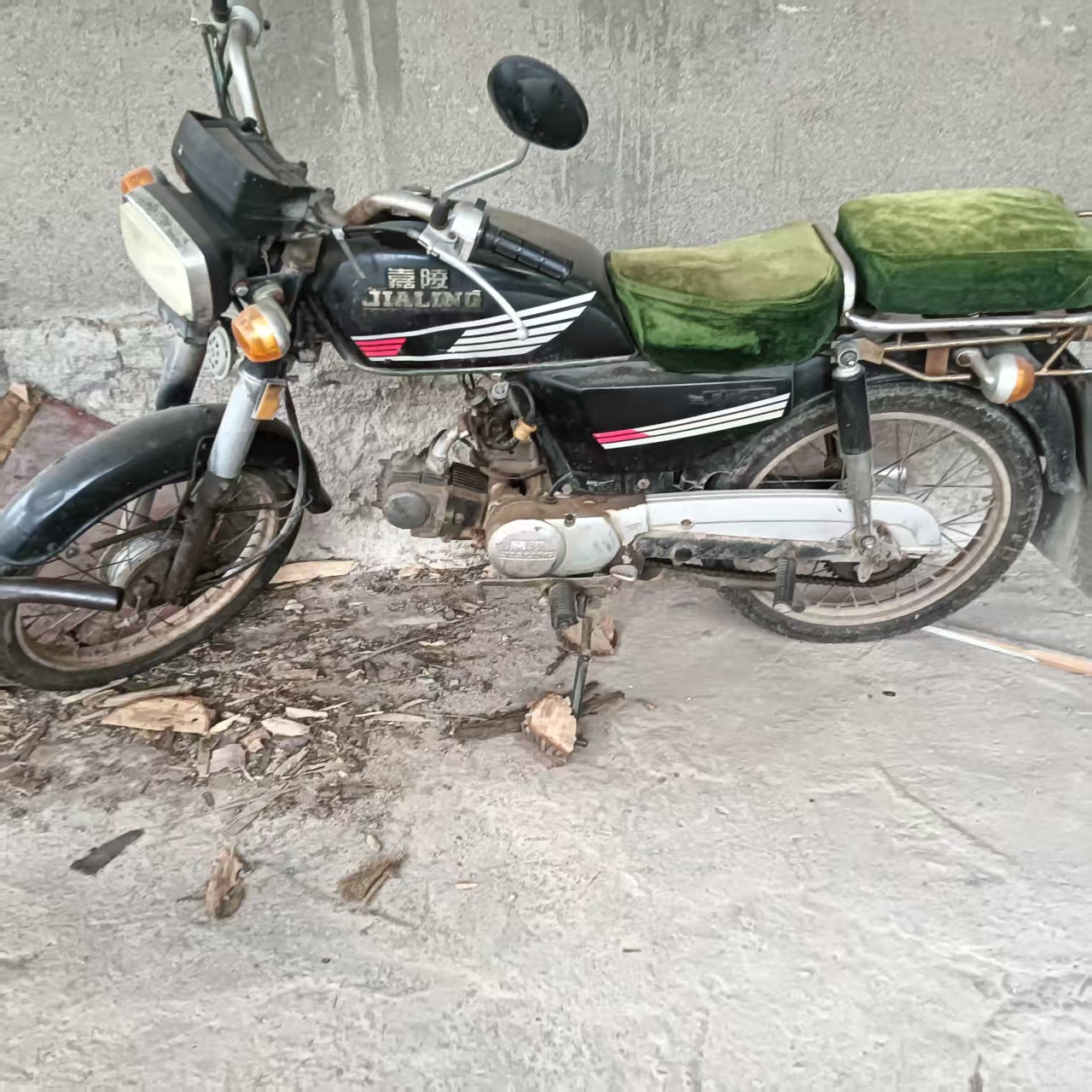 嘉陵摩托车，包正常使用，现寄卖价800元（不包邮），电话：18766658400