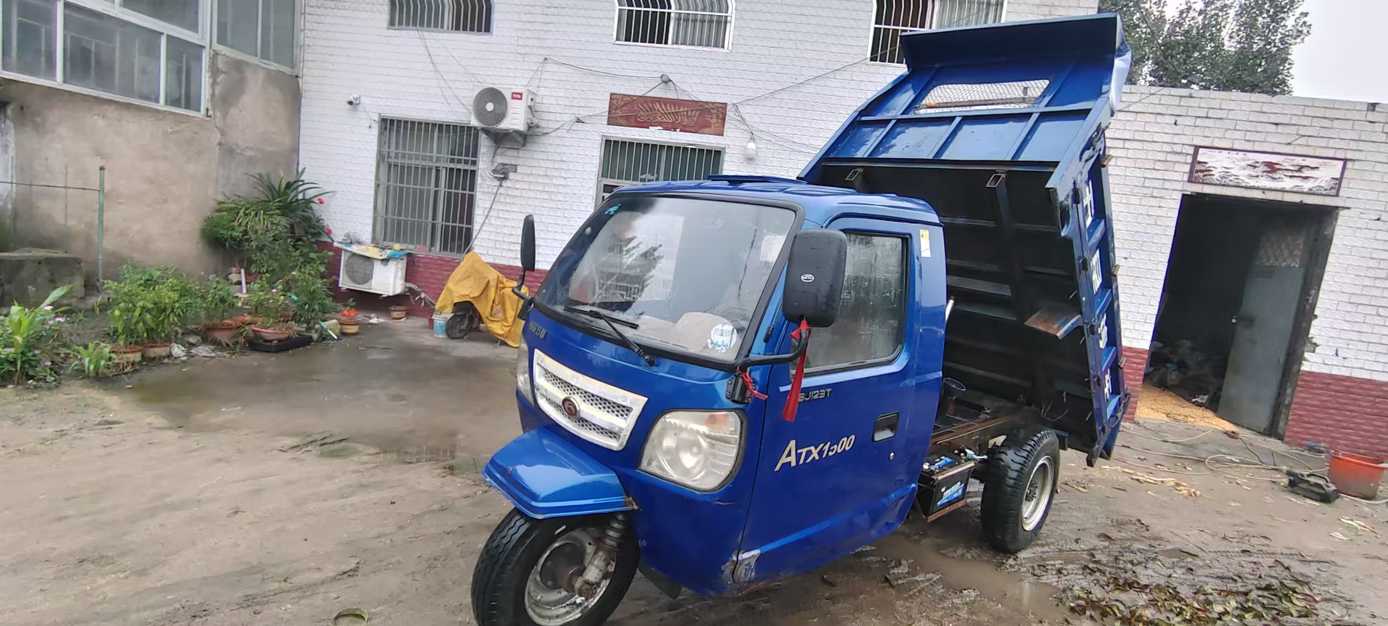 福田自卸三轮车,六挡,常柴24马力的柴油机,四根大架子,加重型,车斗长二米五,宽
