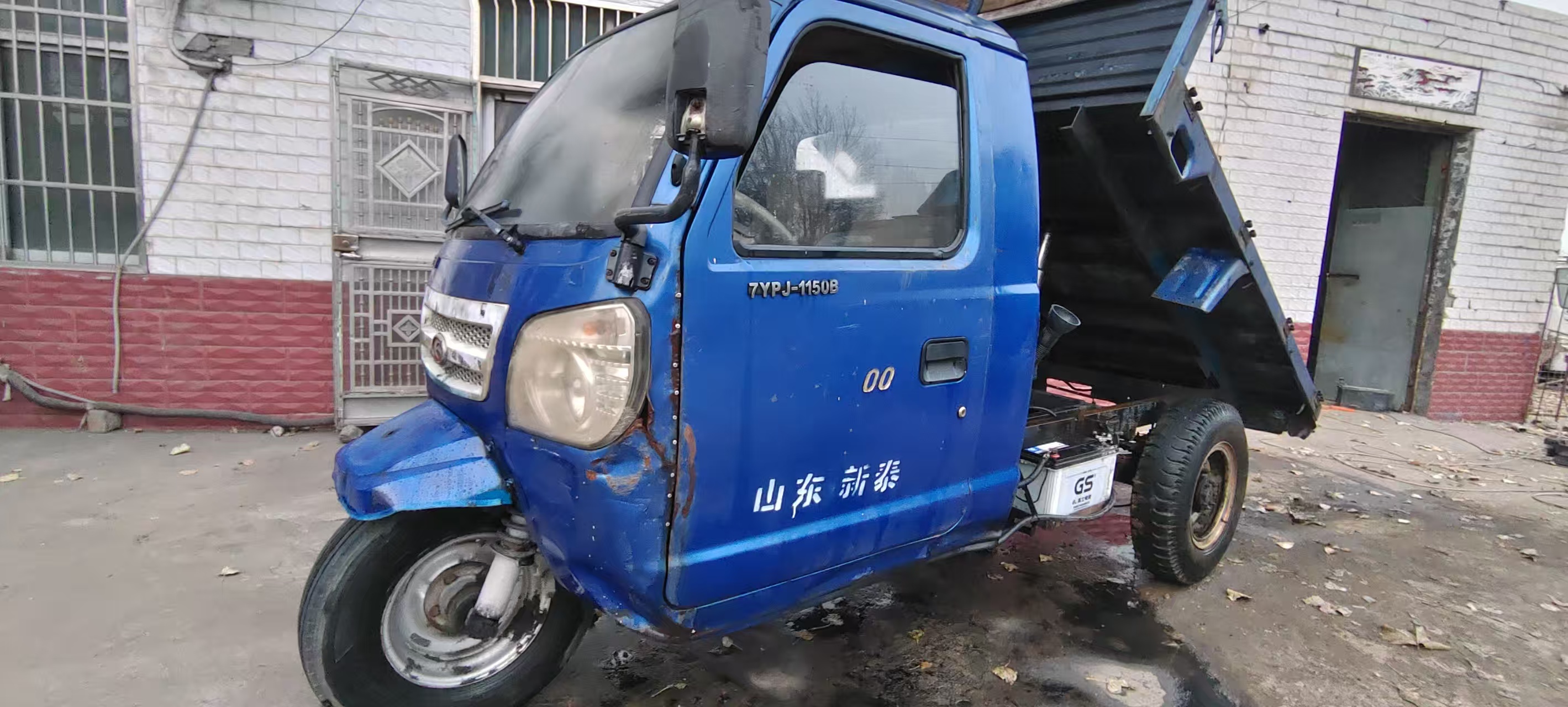 福田自卸三轮车，电启动20马力的柴油机，六档后桥，车斗外长二米三，宽一米四十五，